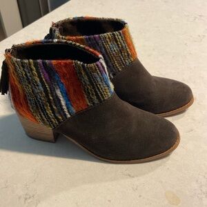 Tom’s Leila Ankle Booties Brown Suede wool Tribal design Block Heel Size 7.5